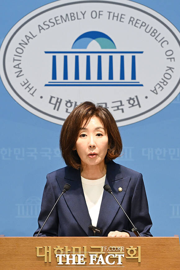 [더팩트ㅣ국회=남용희 기자] 나경원 국민의힘 의원이 4일 오전 서울 여의도 국회 소통관에서 기자회견을 열고 발언을 하고 있다.