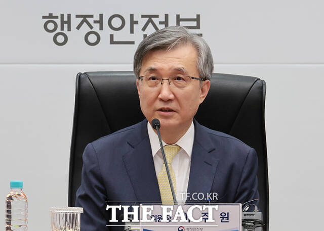 이주원 중대범죄수사청장후보추천위원회 위원장이 4일 오후 서울 종로구 정부서울청사에서 열린 회의에 참석해 모두발언을 하고 있다. /임영무 기자