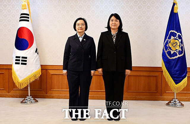 김수녕 공동위원장과 기념촬영하는 한성숙 국무총리.