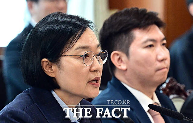 한성숙 국무총리(가운데)가 4일 오후 서울 종로구 정부서울청사에서 열린 국가스포츠정책위원회 회의에 참석해 모두발언을 하고 있다. /임영무 기자