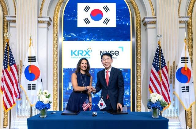 정은보 한국거래소 이사장(오른쪽부터)이 3일(현지시간) 린 마틴 뉴욕증권거래소(NYSE) 회장과 시장 운영 및 인프라 분야 협력 강화를 위한 양해각서(MOU)를 체결하고 기념 촬영하고 있다. /한국거래소