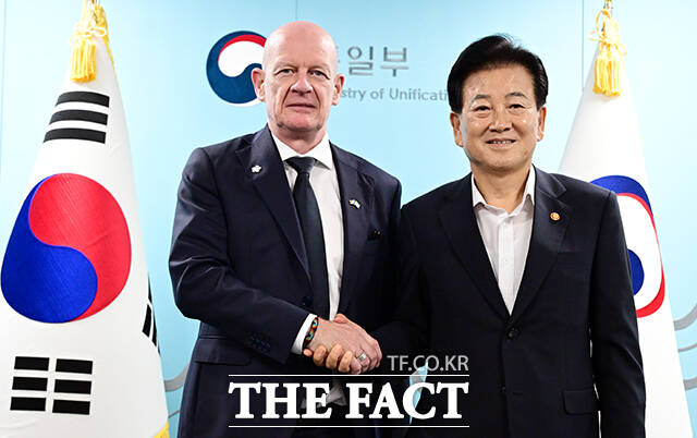 정동영 통일부 장관(오른쪽)이 4일 오전 서울 종로구 정부서울청사에서 숀 호이 신임 주한아일랜드대사와 대화를 나누며 미소짓고 있다. /임영무 기자