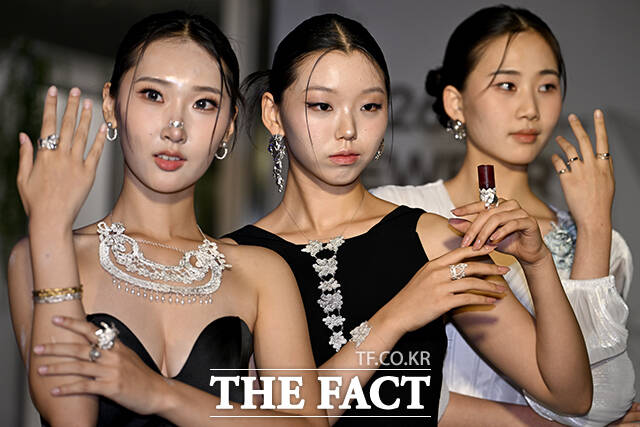 '2026 서울 주얼리 위크' 주얼리 런웨이가 4일 오후 서울 중구 동대문디자인플라자(DDP)에서 열린 가운데 모델이 주얼리를 착용하고 런웨이를 걷고 있다. /박상민 기자