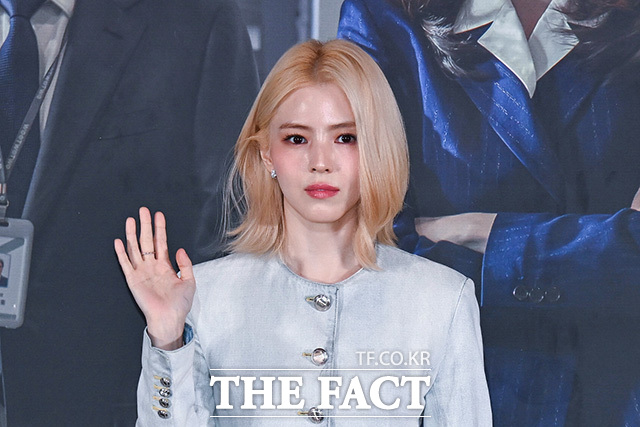 한소희가 포즈를 취하고 있다.