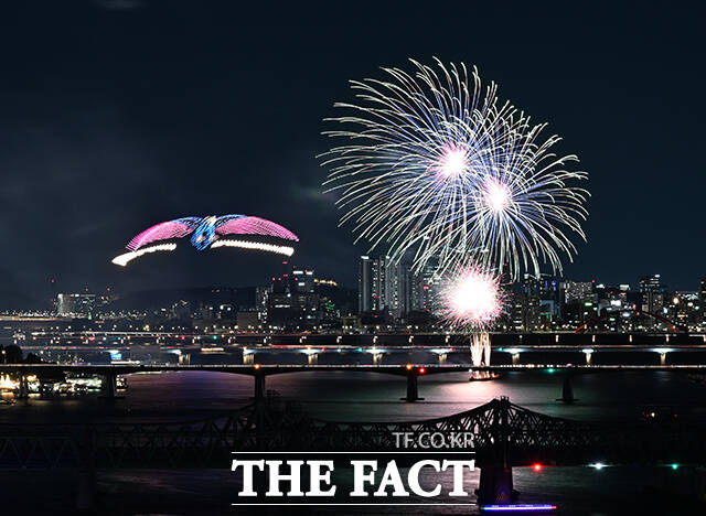 '2026 서울세계불꽃축제' 전야제가 4일 오후 서울 여의도 한강공원에서 열린 가운데 불꽃이 서울 밤하늘을 수놓고 있다. /박헌우 기자