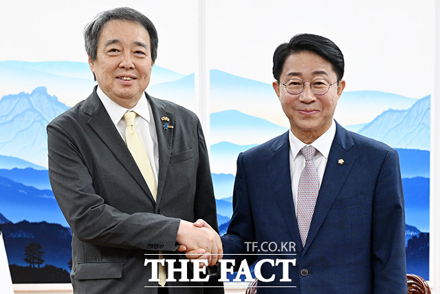 조정식 국회의장(오른쪽)이 4일 오전 서울 여의도 국회에서 미즈시마 고이치 주한일본대사를 만나 기념촬영을 하고 있다. /국회=남용희 기자