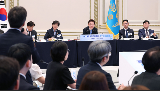 이재명 대통령이 지난 7월 22일 청와대 영빈관에서 열린 '지역필수공공의료 간담회'에서 참석자 질문을 받고 있다. 테이블석 왼쪽부터 정기현 의료혁신위원장, 정은경 보건복지부 장관, 이 대통령, 배경훈 부총리 겸 과학기술정보통신부 장관, 서준범 국가인공지능전략위원회 AI기본의료소그룹장. /뉴시스