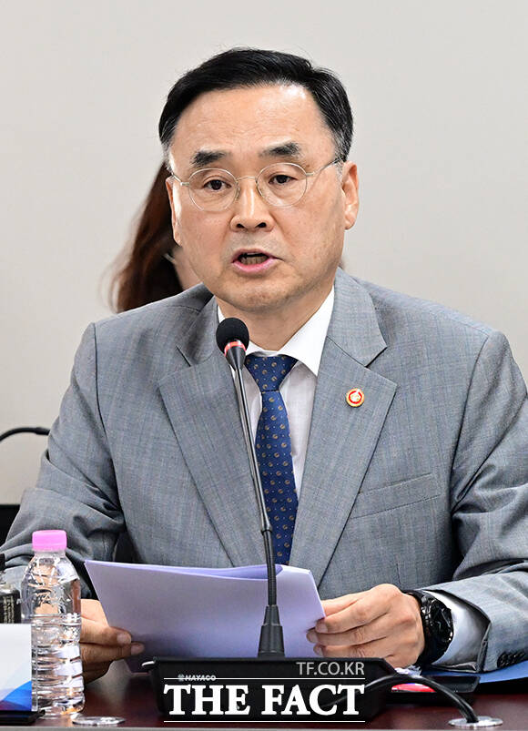차정인 국가교육위원장(가운데)이 4일 오후 서울 종로구 정부서울청사에서 열린 제9차 회의에 참석해 모두발언을 하고 있다. /임영무 기자