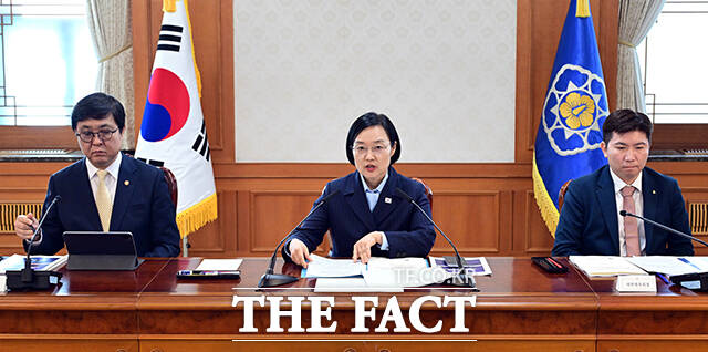 한성숙 국무총리(가운데)가 4일 오후 서울 종로구 정부서울청사에서 열린 국가스포츠정책위원회 회의에 참석해 모두발언을 하고 있다. /임영무 기자