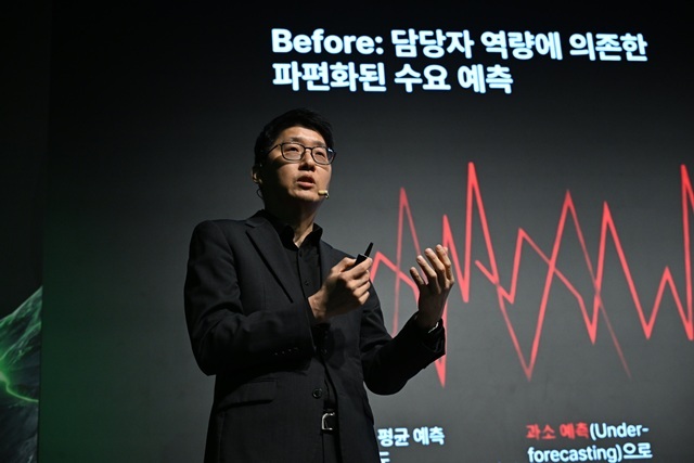 김성진 한국앤컴퍼니 디지털전략실 전무(CDO&CIO)가 3일 서울 강남구 웨스틴 서울 파르나스에서 열린 산업 AI 컨퍼런스 '어텐션 2026' 그랜드 키노트 세션에서 발표하는 모습. /한국앤컴퍼니그룹