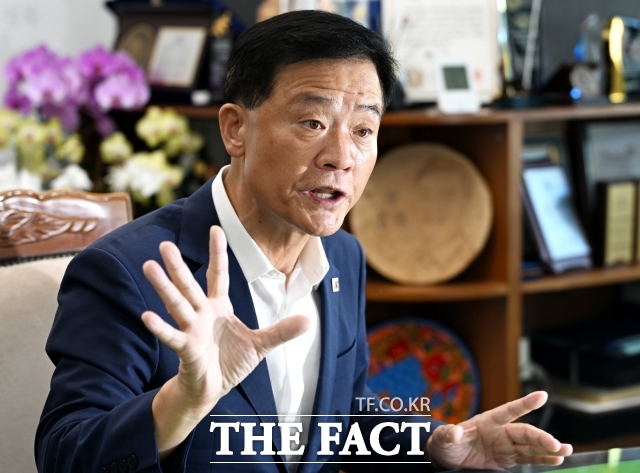 서울시구청장협의회장인 이승로 성북구청장이 3일 서울 성북구청 집무실에서 <더팩트>와 인터뷰하고 있다. /이새롬 기자