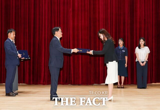 4일 대전시교육청 대강당에서 열린 월례조회에서 오석진 교육감이 '상반기 적극행정 우수공무원'에 대한 시상을 진행하고 있다. /대전시교육청