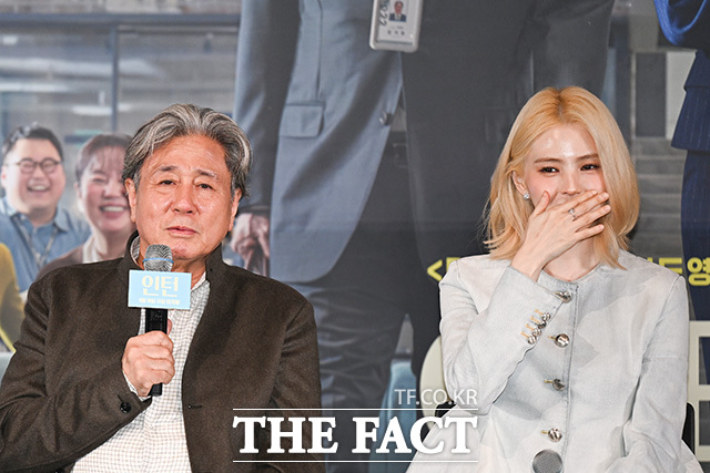 베우 최민식과 한소희, 김준한(왼쪽부터)이 미소를 짓고 있다.