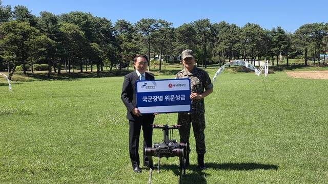 4일 융군 제5보병사단에서 조용병 은행연합회장(왼쪽)과 이종현 육군 제5보병사단 소장이 위문금 전달식을 가지고 기념촬영을 하고 있다. /은행연합회