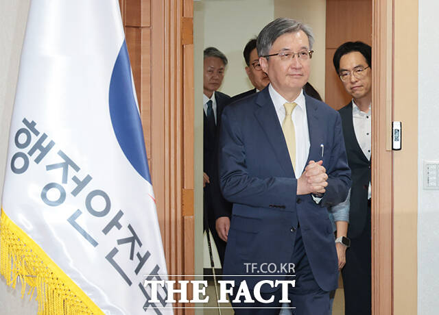 이주원 중대범죄수사청장후보추천위원회 위원장이 4일 오후 서울 종로구 정부서울청사에서 열린 회의에 참석해 모두발언을 하고 있다. /임영무 기자