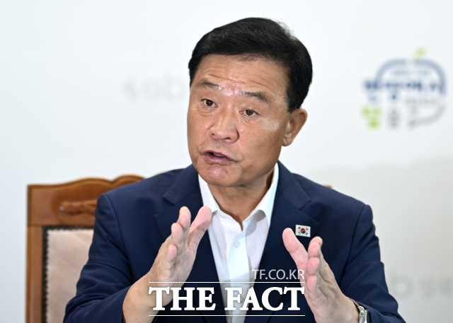 서울시구청장협의회장인 이승로 성북구청장이 3일 서울 성북구청 집무실에서 <더팩트>와 인터뷰하고 있다. /이새롬 기자