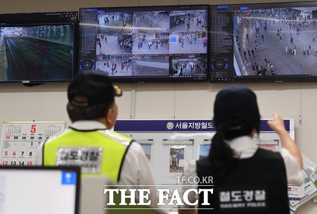 경찰은 실종자의 인상착의와 사진 등을 담은 실종경보 문자를 발송하고 폐쇄회로(CC)TV와 휴대전화 위치정보 등을 활용해 소재를 추적하고 있다. 치매환자 등 반복 실종 위험이 높은 사람에게는 위치 확인이 가능한 배회감지기 등도 보급하고 있다. 사진은 서울역 철도 경찰 사무실에서 관계자들이 역내 CCTV를 살펴보고 있는 모습. /이새롬 기자