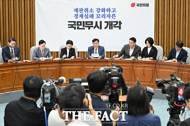 정점식 국민의힘 원내대표(왼쪽에서 4번째)가 4일 이재명 대통령을 겨냥해 중증에 가까운 권력 중독 증세를 보인다며 '레임덕'은 이미 시작됐다고 직격했다. /남용희 기자