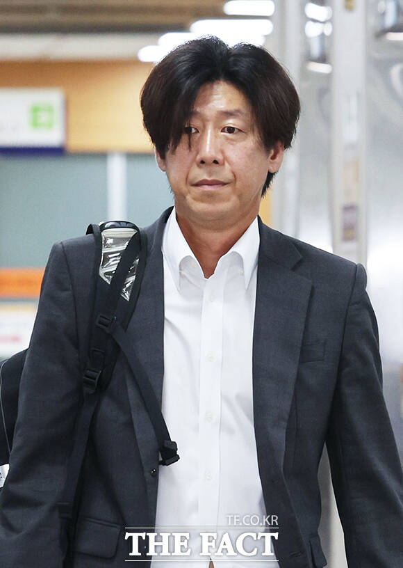 유동규 전 성남도시개발공사 기획본부장(왼쪽)과 남욱 변호사가 4일 서울 서초구 서울고등법원에서 열린 '특정범죄가중처벌등에관한법률위반(뇌물) 등 혐의' 항소심 공판에 출석하고 있다. /남윤호 기자