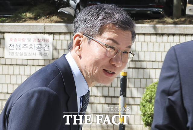 독점규제및공정거래법 위반 혐의를 받는 정몽규 HDC 회장이 4일 서울 서초구 서울중앙지방법원에서 열린 첫 공판에 출석하고 있다. /남윤호 기자