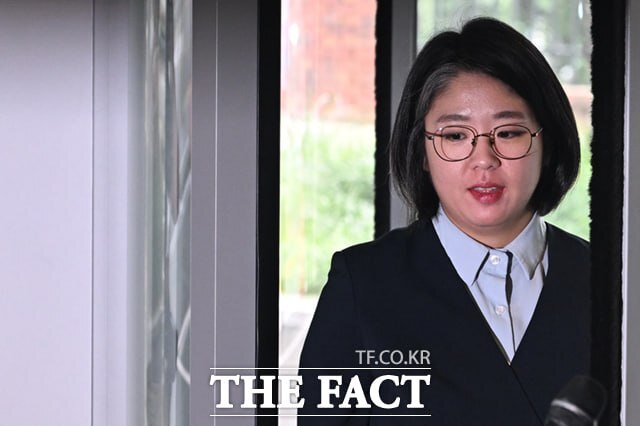 용 후보자가 지난 2일 서울 서대문구 한국청소년활동진흥원에에 마련된 인사청문회 준비 사무실에 첫 출근하는 모습. /이새롬 기자