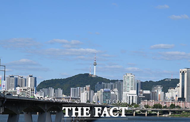 4일 오후 서울 여의도 영등포구 일대에서 바라본 서울 하늘이 청명한 모습을 보이고 있다. /박헌우 기자