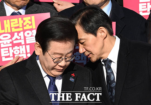 조국 조국혁신당 혁신정책연구원장(오른쪽)은 2일