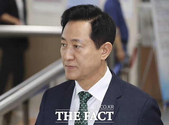 오세훈 서울시장이 4일 서울 서초구 서울고등법원에서 열린 여론조사비 대납 의혹 관련 항소심 3차 공판에 출석하고 있다. /남윤호 기자