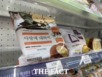 포켓몬 카드 제친 '민음사 책갈피'… 편의점가 번지는 '랜덤 마케팅' 열풍