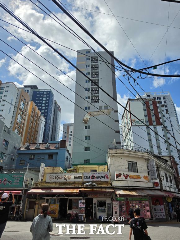 부산시 부산진구 양정동 건물 외벽이 강풍에 일부 떨어져 있다. /부산소방재난본부