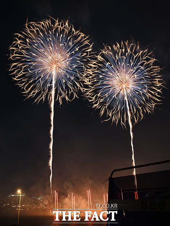 '2026 서울세계불꽃축제'가 5일 오후 서울 영등포구 여의도 한강공원에서 열린 가운데 불꽃이 밤하늘을 수놓고 있다. /박상민 기자