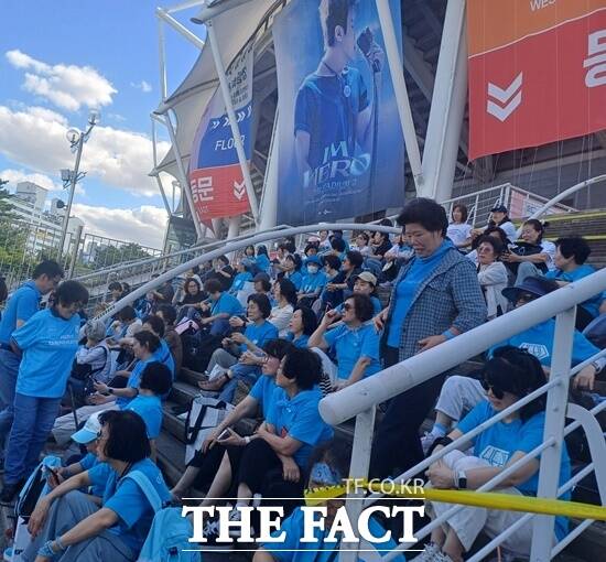 공연장 주변 카페와 식당에도 팬들이 몰렸다. 자리를 잡기 위해 줄을 서고, 음식을 기다리는 시간마저 팬들에게는 또 하나의 추억이었다. 그런데도 누구 하나 짜증을 내거나 얼굴을 찌푸리는 모습을 찾아보기 어려웠다. /강일홍 기자