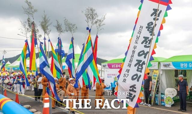 주민들은 축제 기간 중 전어잡이 소리 시연회를 연다. /광양시