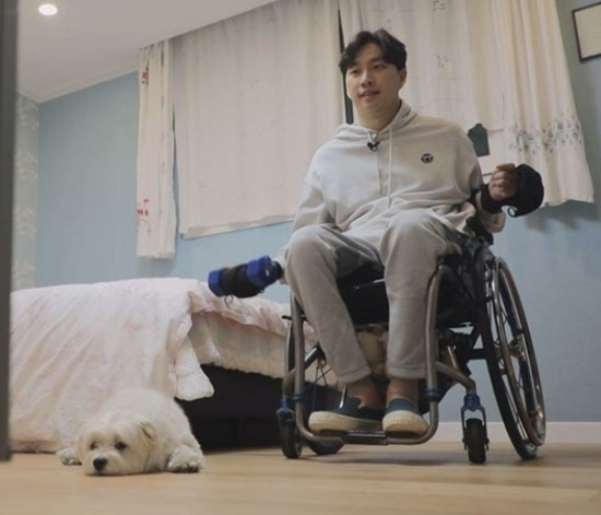 박위의 논란은 박진희가 SNS 활동을 중단하면서 그 배경에 관심이 쏠렸다. 박진희는 과거 예능과 유튜브 등을 통해 박위의 부친인 박찬홍 연출가와 오랜 친분을 유지해 왔으며, 박위와는 수양남매처럼 지낼 정도로 각별한 사이임을 밝힌 바 있다. /방송캡처