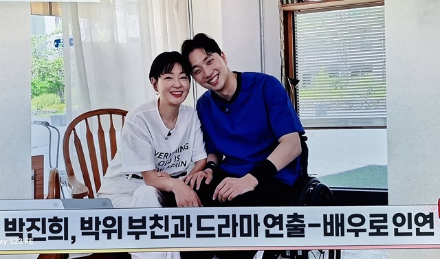 박위의 논란은 박진희가 SNS 활동을 중단하면서 그 배경에 관심이 쏠렸다. 박진희는 과거 예능과 유튜브 등을 통해 박위의 부친인 박찬홍 연출가와 오랜 친분을 유지해 왔으며, 박위와는 수양남매처럼 지낼 정도로 각별한 사이임을 밝힌 바 있다. /방송캡처