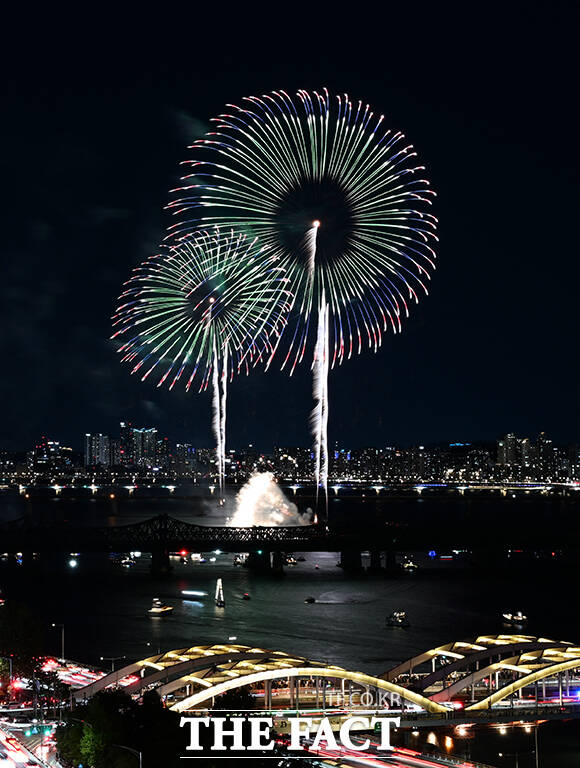 '2026 서울세계불꽃축제'가 5일 오후 서울 여의도 한강공원에서 열린 가운데 불꽃이 서울 밤하늘을 수놓고 있다. /박헌우 기자