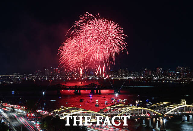 '2026 서울세계불꽃축제'가 5일 오후 서울 여의도 한강공원에서 열린 가운데 불꽃이 서울 밤하늘을 수놓고 있다. /박헌우 기자