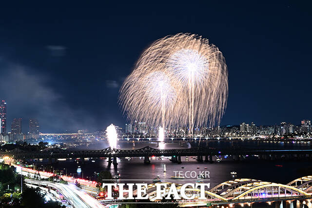 '2026 서울세계불꽃축제'가 5일 오후 서울 여의도 한강공원에서 열린 가운데 불꽃이 서울 밤하늘을 수놓고 있다. /박헌우 기자