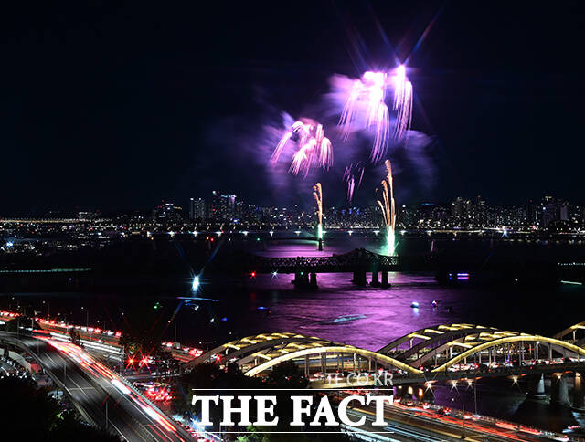 '2026 서울세계불꽃축제'가 5일 오후 서울 여의도 한강공원에서 열린 가운데 불꽃이 서울 밤하늘을 수놓고 있다. /박헌우 기자