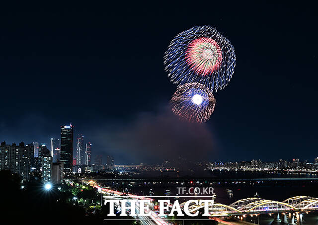 '2026 서울세계불꽃축제'가 5일 오후 서울 여의도 한강공원에서 열린 가운데 불꽃이 서울 밤하늘을 수놓고 있다. /박헌우 기자