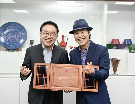가수 소명이 고향 남원과의 오랜 인연을 이어가며 다시 한번 남원시 홍보에 나선다. 소명의 세번째 남원시 홍보대사 위촉은 양충모 시장(왼쪽)이 위촉식과 함께 직접 위촉패를 전달했다. /남원시