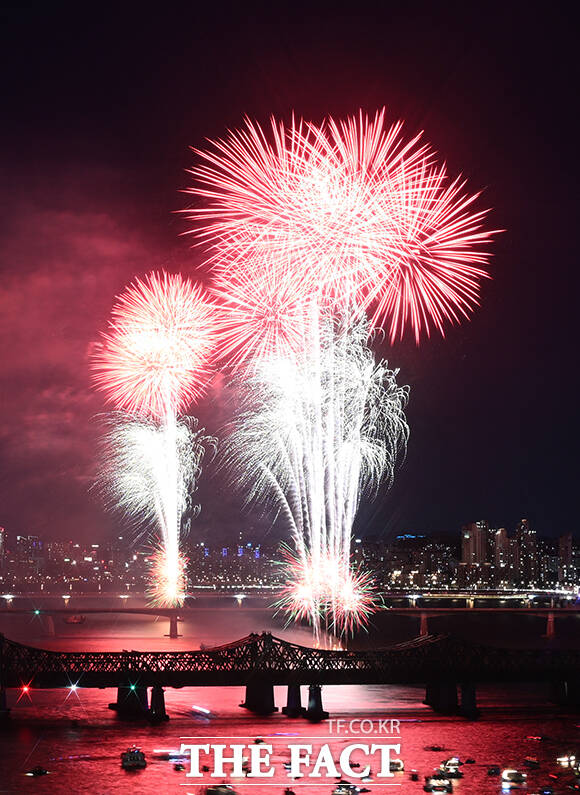 '2026 서울세계불꽃축제'가 5일 오후 서울 여의도 한강공원에서 열린 가운데 불꽃이 서울 밤하늘을 수놓고 있다. /박헌우 기자
