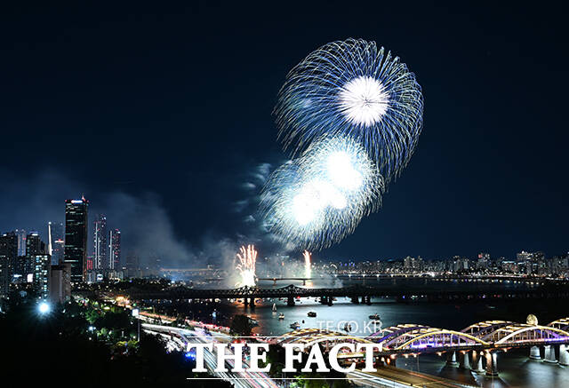 '2026 서울세계불꽃축제'가 5일 오후 서울 여의도 한강공원에서 열린 가운데 불꽃이 서울 밤하늘을 수놓고 있다. /박헌우 기자