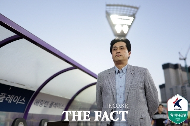 한동안 사퇴설에 휩싸였던 FC안양 유병훈 감독이 팬들과 구단의 만류 속에 팀 잔류를 결심한 뒤 6일 강원FC와의 K리그1 홈경기에서 팀을 지휘하고 있다./안양= K리그