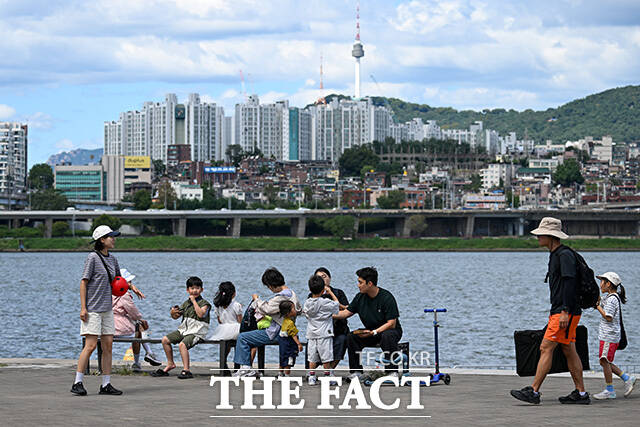 반포한강공원을 찾은 시민들이 여유로운 한때를 보내고 있다.