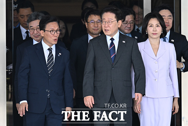 이재명 대통령이 공군 1호기로 향하며 김민석 더불어민주당 대표(왼쪽 두 번째)와 대화하고 있다. 사진 왼쪽부터 윤호중 행정안전부 장관, 김민석 대표, 한병도 민주당 원내대표, 이 대통령, 김혜경 여사, 강훈식 대통령비서실장.