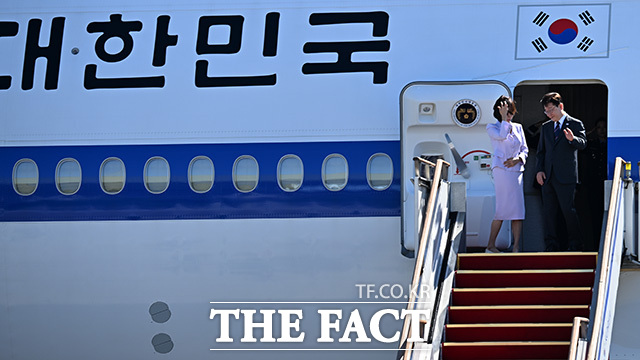 이재명 대통령이 공군 1호기로 향하며 김민석 더불어민주당 대표(왼쪽 두 번째)와 대화하고 있다. 사진 왼쪽부터 윤호중 행정안전부 장관, 김민석 대표, 한병도 민주당 원내대표, 이 대통령, 김혜경 여사, 강훈식 대통령비서실장.