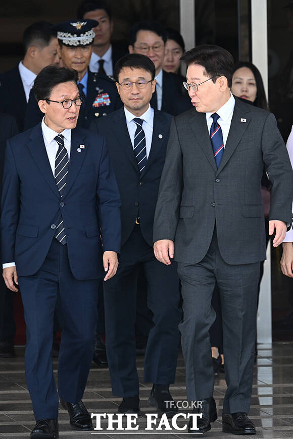 이재명 대통령이 공군 1호기로 향하며 김민석 더불어민주당 대표(왼쪽 두 번째)와 대화하고 있다. 사진 왼쪽부터 윤호중 행정안전부 장관, 김민석 대표, 한병도 민주당 원내대표, 이 대통령, 김혜경 여사, 강훈식 대통령비서실장.
