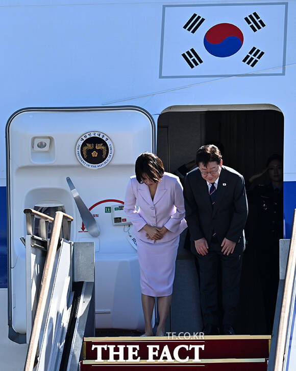이재명 대통령이 공군 1호기로 향하며 김민석 더불어민주당 대표(왼쪽 두 번째)와 대화하고 있다. 사진 왼쪽부터 윤호중 행정안전부 장관, 김민석 대표, 한병도 민주당 원내대표, 이 대통령, 김혜경 여사, 강훈식 대통령비서실장.
