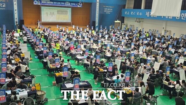 5일 선문대학교에서 열린 제5회 인공지능 로봇 끝장 개발 한마당에 많은 학생들이 참여해 경연을 펼치고 있다. /충남도교육청